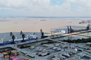 thumbnails [IPG] Inside a Yangtze River Terminal